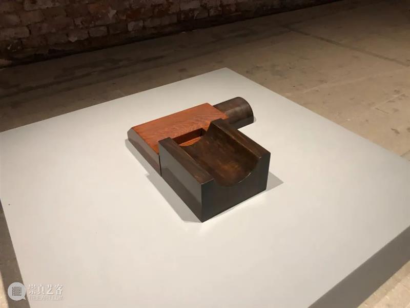 威尼斯双年展 | 朵拉·布多 Dora Budor 博文精选 Dora Budor 朵拉 布多 Dora Budor 威尼斯双年展 琴音木 山羊皮 性玩具 goatskin steel 崇真艺客